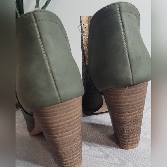 RESTRICTED Perforated Olive Peep Toe Ankle Booties 6.5 - Picture 3 of 5